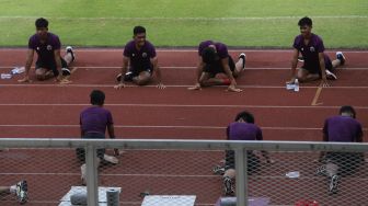 Sejumlah pemain Timnas U-19 menjalani latihan di Stadion Madya, Jakarta, Selasa (17/11/2020). [Suara.com/Angga Budhiyanto]