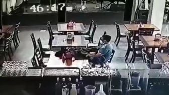 Maling Terekam CCTV, Diduga Nyamar Kondangan untuk Curi Kamera Fotografer