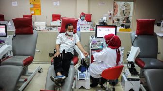 Warga mendonorkan darahnya di Kantor Palang Merah Indonesia (PMI) Kota Bandung, Jawa Barat, Selasa (17/11/2020). [ANTARA FOTO/Raisan Al Farisi]
