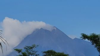 Gunung Merapi Alami 45 Kali Gempa Guguran pada Selasa Kemarin