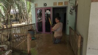 Darsinah (41) meninggalkan lokasi pengungsian dan memilih kembali ke rumah karena khawatir dengan keselamatan harta bendanya, di Desa Nusadadi, Sumpiuh, Banyumas, Jateng, Rabu (18/11/2020). ANTARA FOTO/Idhad Zakaria