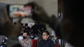 Direktur Dittipid Narkoba Brigjen Pol Krisno Siregar (kanan) didampingi Karo Penmas Divisi Humas Polri Brigjen Awi Setiyono (kiri) memberikan keterangan kepada wartawan saat pengungkapan kasus peredaran gelap narkotika di Bareskrim Mabes Polri, Jakarta, Rabu (18/11/2020). [Suara.com/Angga Budhiyanto]