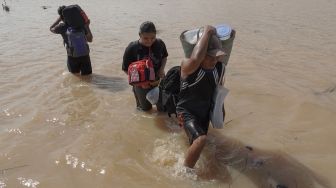 Sejumlah warga korban banjir meninggalkan lokasi pengungsian dan memilih kembali ke rumah karena khawatir dengan keselamatan harta benda mereka, di Desa Nusadadi, Sumpiuh, Banyumas, Jateng, Rabu (18/11/2020).  [ANTARA FOTO/Idhad Zakaria]