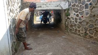 Bikin Encok, Cara Pengemudi Lewati Terowongan Unik di Brebes