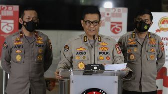 Kepala Divisi Humas Mabes Polri Irjen Argo Yuwono (tengah) memberikan keterangan kepada awak media di Gedung Bareskrim, Jakarta, Rabu (18/11/2020). [Suara.com/Angga Budhiyanto]