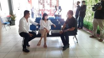 Artis Vanessa Angel bersama suaminya berada di Rutan Pondok Bambu, Jakarta, Rabu (18/11).  [Suara.com/Ismail]