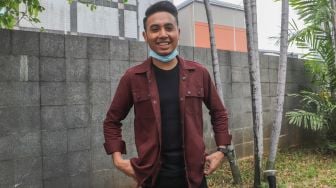 Pedangdut Gunawan LIDA (Liga Dangdut) saat ditemui di Kawasan Tendean, Jakarta Selatan, Rabu (18/11). [Suara.com/Alfian Winanto]