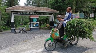 Pengendara sepeda motor melintasi gerbang Taman Nasional Gunung Merapi Jurang Jero yang ditutup sementara di Ngargosoko, Srumbung, Magelang, Jateng, Rabu (18/11/2020).  [ANTARA FOTO/Anis Efizudin]