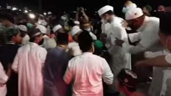 Berbeda Sama Rizieq Shihab, Ustaz Das'at Latif Pilih Bubarkan Ribuan Jemaah