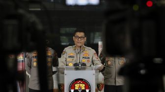 Kepala Divisi Humas Mabes Polri Irjen Argo Yuwono memberikan keterangan kepada awak media di Gedung Bareskrim, Jakarta, Rabu (18/11/2020). [Suara.com/Angga Budhiyanto]