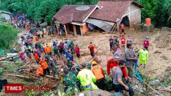 Tim SAR Gabungan Cilacap Cari Korban Longsor di Sumpiuh