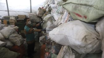 Petugas memeriksa limbah B3 (bahan beracun dan berbahaya) di gudang penyimpanan limbah e-waste dan limbah B3 Dinas Lingkungan Hidup DKI Jakarta, Kramat Jati, Jakarta, Kamis (19/11/2020). [Suara.com/Angga Budhiyanto]