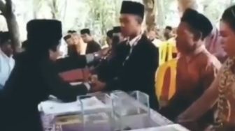 Viral, Arif Hidayat dan Warni Nikah dengan Mas Kawin Sepasang Ikan Cupang