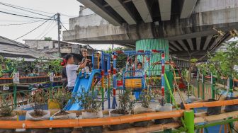 Suasana di Taman Bermain yang ada di Kolong Jalan Layang Rawajati, Jakarta Selatan, Kamis (19/11). [Suara.com/Alfian Winanto]