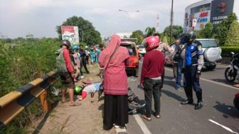 Cewek Main HP di Motor Tabrak Angkot Sampai Terkapar dan Luka Berat