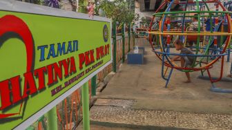 Anak - anak bermain di Taman Bermain yang ada di Kolong Jalan Layang Rawajati, Jakarta Selatan, Kamis (19/11). [Suara.com/Alfian Winanto]