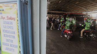 Sejumlah pengemudi ojek online mengantre untuk melakukan uji emisi kendaraan bermotor di Kantor Dinas Lingkungan Hidup DKI Jakarta, Kramat Jati, Jakarta, Kamis (19/11/2020). [Suara.com/Angga Budhiyanto]