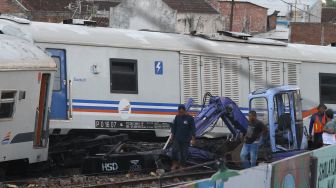 Sejumlah teknisi berusaha mengevakuasi rangkaian gerbong kereta api tak berlokomotif yang anjlok setelah sebelumnya meluncur tanpa kendali sejauh dua kilometer dan menabrak eskavator di Stasiun Kotalama, Malang, Jawa Timur, Rabu (18/11/2020).  [ANTARA FOTO/Ari Bowo Sucipto]