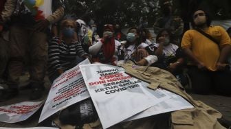 Sejumlah Relawan Satuan Tugas Penanganan COVID-19 melakukan aksi protes atas tidak tegasnya pemerintah mencegah kerumunan sejak kepulangan pemimpin Front Pembela Islam (FPI) Rizieq Shihab di depan Hotel The Media, Jakarta, Kamis (19/11/2020). [Suara.com/Angga Budhiyanto]