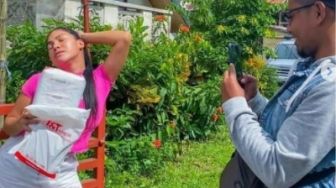 Tren Baru yang Viral, Pose Bak Model Saat Terima Paket dari Kurir