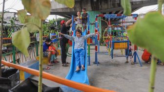 Keceriaan Anak-anak Bermain di Taman Kolong Jalan Layang Rawajati