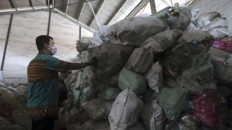 Petugas memeriksa limbah B3 (bahan beracun dan berbahaya) di gudang penyimpanan limbah e-waste dan limbah B3 Dinas Lingkungan Hidup DKI Jakarta, Kramat Jati, Jakarta, Kamis (19/11/2020). [Suara.com/Angga Budhiyanto]