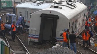 Sejumlah teknisi berusaha mengevakuasi rangkaian gerbong kereta api tak berlokomotif yang anjlok setelah sebelumnya meluncur tanpa kendali sejauh dua kilometer dan menabrak eskavator di Stasiun Kotalama, Malang, Jawa Timur, Rabu (18/11/2020).  [ANTARA FOTO/Ari Bowo Sucipto]