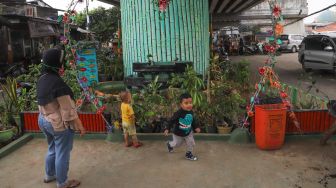 Anak - anak bermain di Taman Bermain yang ada di Kolong Jalan Layang Rawajati, Jakarta Selatan, Kamis (19/11). [Suara.com/Alfian Winanto]