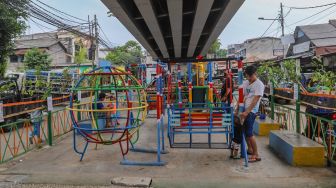 Suasana saat anak - anak bermain di Taman Bermain yang ada di Kolong Jalan Layang Rawajati, Jakarta Selatan, Kamis (19/11). [Suara.com/Alfian Winanto]