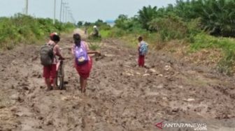 Miris, Warga Desa di Wilayah Calon Ibu Kota Ini Urunan Buat Perbaikan Jalan