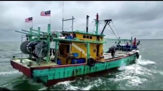 Lagi! Kapal Berbendera Malaysia Terciduk Curi Ikan di Selat Malaka