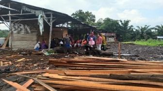 Kaum Ibu Protes Polda Tutup Sawmill Ilegal: Anak Kami Makan Apa