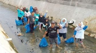 Tak Mau Menyerah walau Warga Doyan Buang Sampah ke Sungai