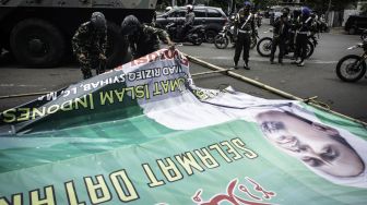 TNI Copot Baliho Habib Rizieq di Markas Besar FPI, Massa Teriak-teriak
