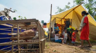 Tak Ada Bantuan, Pengungsi Banjir Cilacap Dirikan Tenda Darurat Mandiri