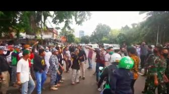 Copot Baliho Rizieq, TNI Diteriaki Warga: Woi Ngapain Lo, Itu Milik Rakyat!