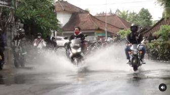 Ngakak! Emak-Emak Barbar Terjang Genangan, Geng Motor Pasrah Kecipratan