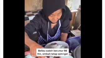 Sudah Berusia 98 Tahun, Mbah Waginah Semangat Jual Gudeg Sejak Tahun 90-an