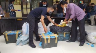 Polisi Tangkap Produsen Sarung Tangan Medis Bekas, Produknya Beredar hingga Jakarta dan Surabaya