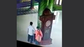 Miris! Aksi Pria Ajak Anak Istri Curi Kotak Amal Masjid Ini Bikin Terenyuh