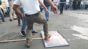 Demo Menolak Kedatangan HRS ke Medan, Poster Bergambar Rizieq Diinjak Massa