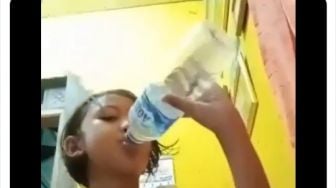 Panik Kepedasan Bocah Tak Sengaja Minum Air Ikan Cupang, Videonya Viral