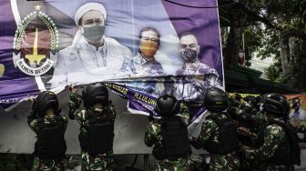 TNI Turun Tangan Copot Baliho Rizieq, PDIP: Anies Sudah Tidak Mampu