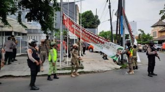 Spanduk Liar di Bandung Dibabat Petugas, Termasuk Baliho Habib Rizieq