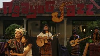 Band Semesta Leah beraksi saat acara Ngayogjazz 2020 di Karang Tanjung, Pandowoharjo, Sleman, D.I Yogyakarta, Sabtu (21/11/2020). [ANTARA FOTO/Andreas Fitri Atmoko]