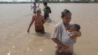 Sejumlah warga korban banjir meninggalkan lokasi pengungsian dan memilih kembali ke rumah karena khawatir dengan keselamatan harta benda mereka, di Desa Nusadadi, Sumpiuh, Banyumas, Jateng, Rabu (18/11/2020). Cuaca ekstrim dengan curah hujan yang tinggi selama dua hari terakhir di wilayah selatan jateng, memicu bencana longsor, tanah bergerak, banjir bandang, dan banjir pada sejumlah wilayah yang tersebar pada beberapa lokasi di Kabupaten Banyumas, Cilacap, dan Kebumen. [ANTARA FOTO/Idhad Zakaria]