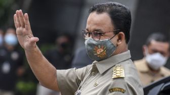 Gubernur DKI Jakarta Anies Baswedan memberikan keterangan kepada wartawan saat tiba di Mapolda Metro Jaya, Jakarta, Selasa (17/11/2020). Anies Baswedan dipanggil pihak kepolisian untuk dimintai keterangan terkait pelanggaran protokol kesehatan pada acara Maulid Nabi di Petamburan dan pernikahan putri Rizieq Shihab yang menimbulkan kerumunan di tengah pandemi Covid-19. [ANTARA FOTO/Hafidz Mubarak]