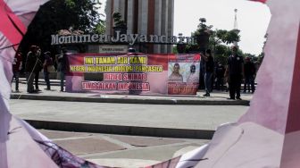 Pengujuk rasa yang tergabung dalam Aliansi Massa Sidoarjo berunjuk rasa menolak kedatangan Habib Rizieq Shihab di depan Alun-alun Sidoarjo, Jawa Timur, Sabtu (21/11/2020).  [ANTARA FOTO/Umarul Faruq]