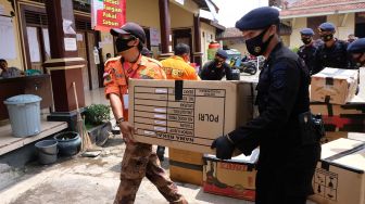 Gegana Bantu Logistik Pengungsi Merapi