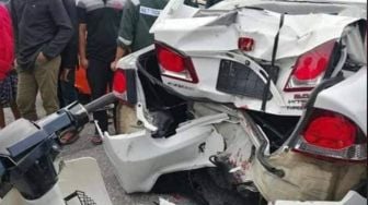 Tabrakan Honda Civic vs Motor Tua, Kondisi Motornya Bikin Warganet Heran